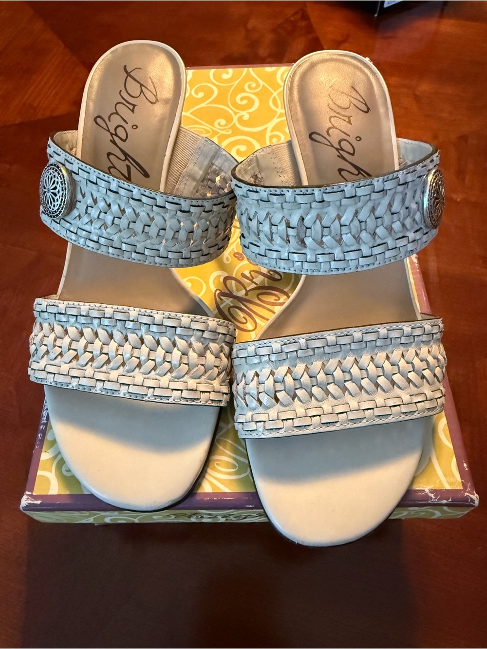Brighton Tailor cream sandals size 7